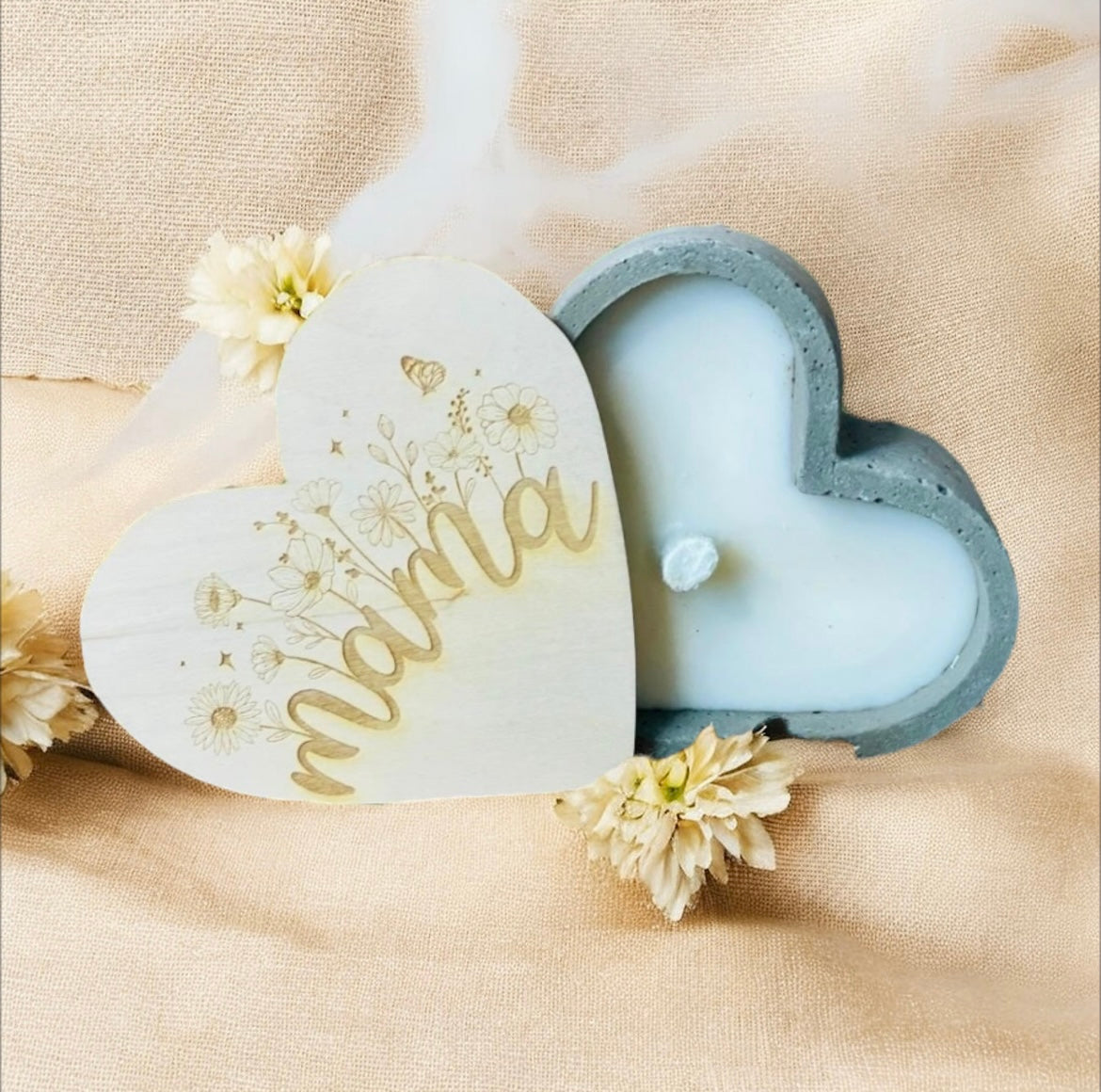 Graue edle Betonkerze Herz handmade mit Gravur „Mama" mit Blumen verzierung floral – Outdoor-Kerze mit Deckel aus Holz und Gravur Betonkerze Das Glückswerk