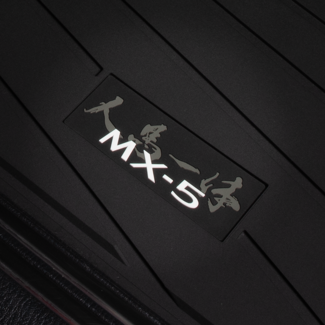 Mazda MX-5 NE 2023 Allwetter-Mattensatz mit "Jinba Ittai" Logo NG9E-V0-350 Allwetter-Mattensatz mit "Jinba Ittai" Logo Mazda