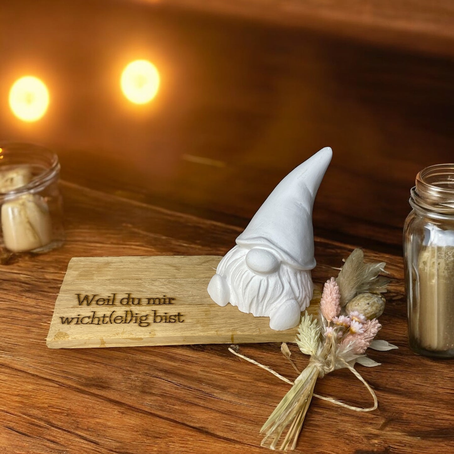 wichtel auf Brettchen mit Gruß weil du mir wichtelig wicht(el)ig bist Dekoration Das Glückswerk