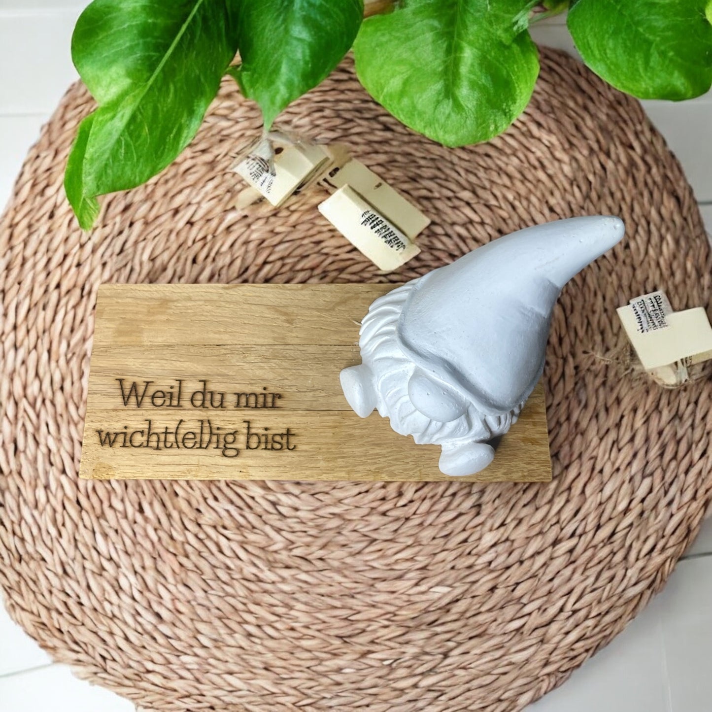 wichtel auf Brettchen mit Gruß weil du mir wichtelig wicht(el)ig bist Dekoration Das Glückswerk