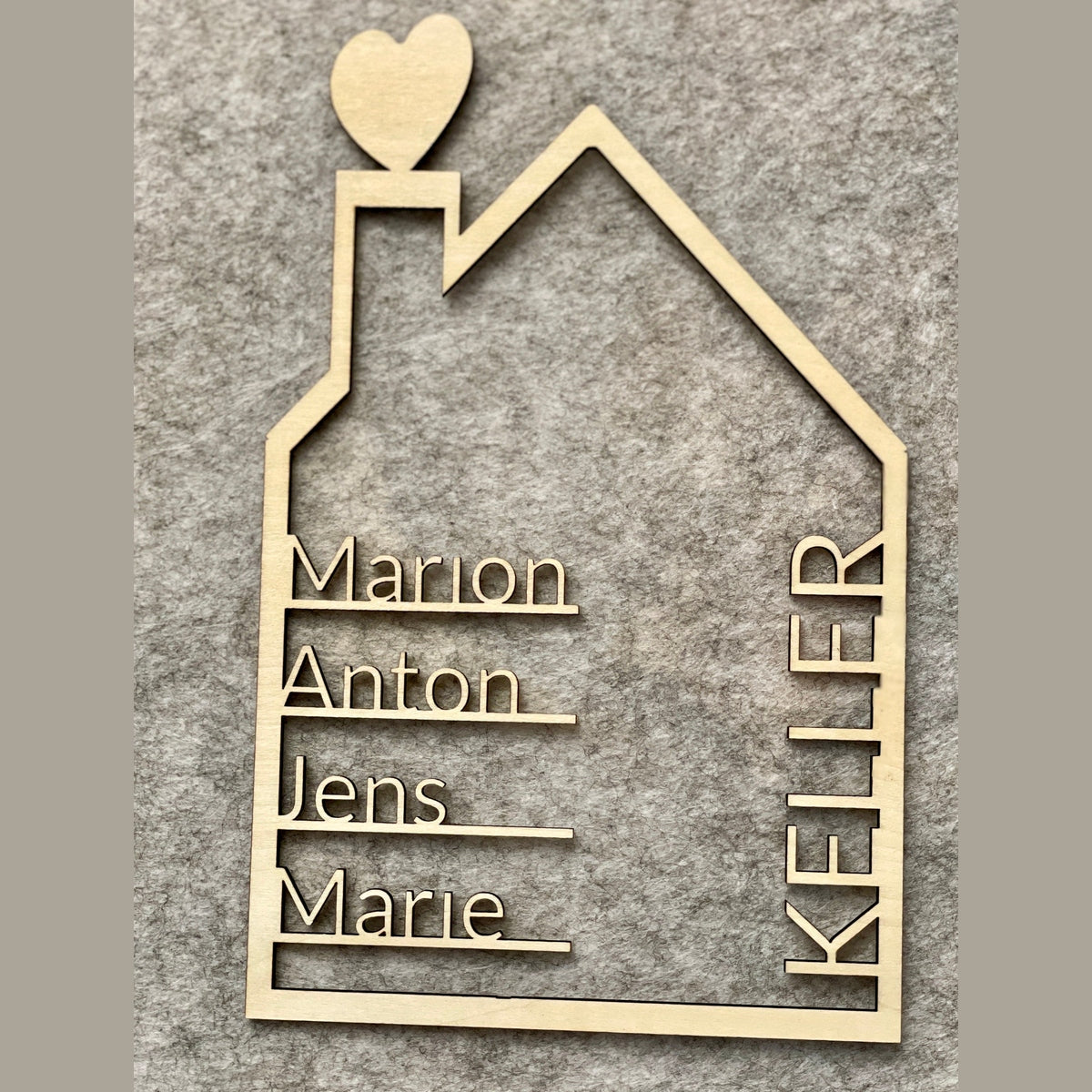 Türkranz Namensschild in Hausform aus Holz, personalisiert Türkranz Das Glückswerk
