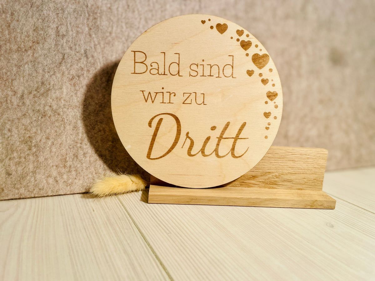 Schwangerschaft verkünden Holzschild – „Wir sind bald zu dritt/viert/fünft“ – Fotorequisite, DasGlueckswerk, Dekoration, Backdrops & Props,