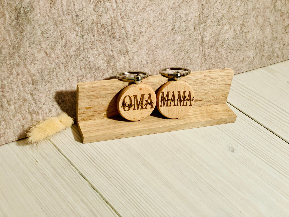 Schlüsselanhänger in Geschenkbox Geschenk Oma Opa Mama Papa Enkel Kinder für den der alles hat, DasGlueckswerk, Schlüsselanhänger, Keychains, Holz, Metall