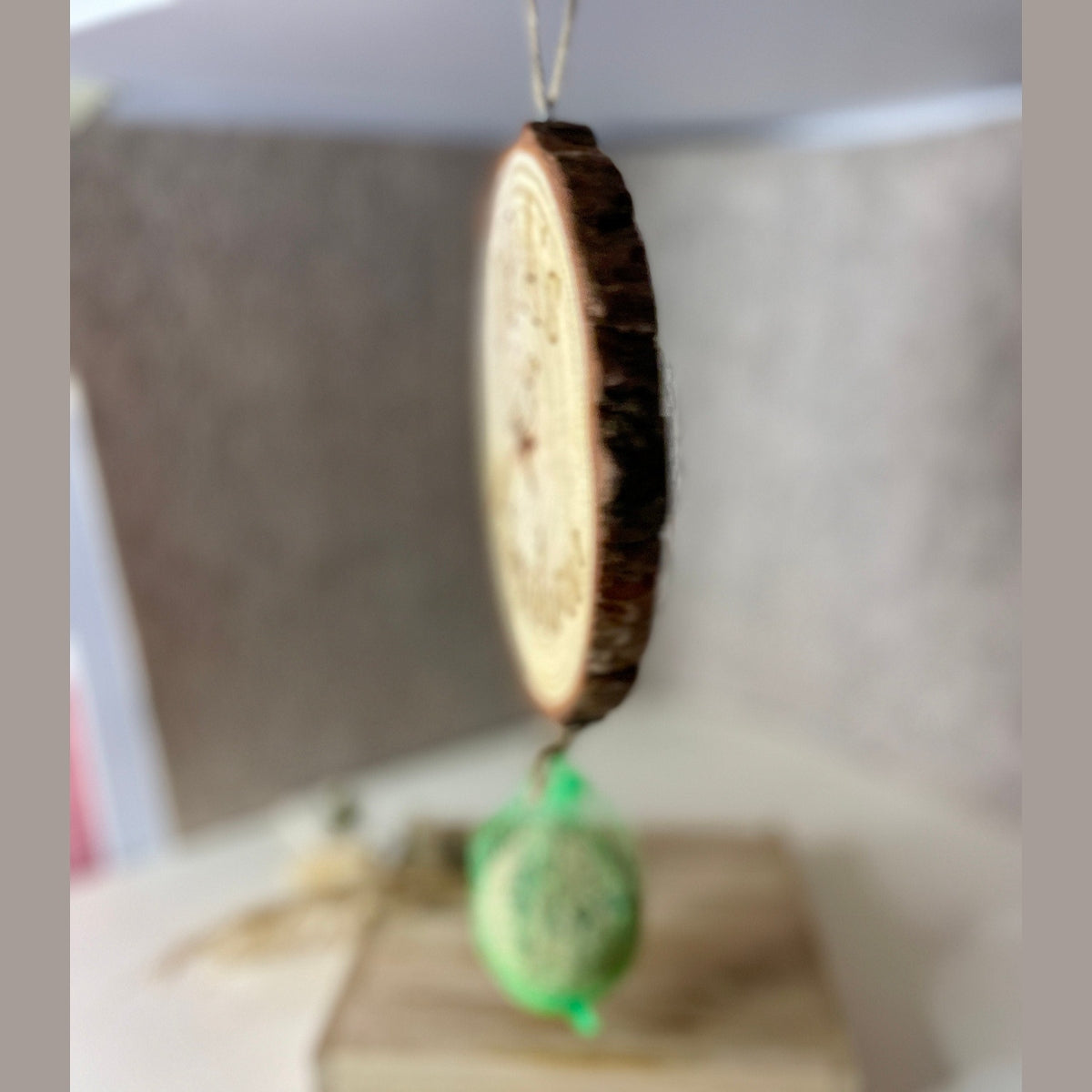 Baumscheibe mit Gravur Opas Piepshow und Halterung für Meisenknödel 16-17cm Vogelhäuschen Das Glückswerk