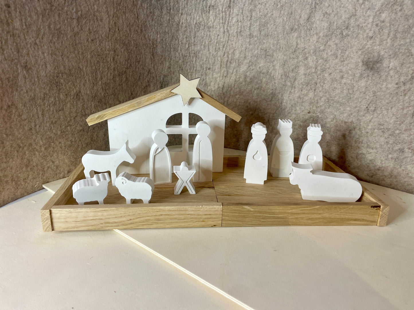 Krippe als Weihnachtsdeko aus Holz Raysin mit Maria Josef Jesus auf einem holz Tablett Das Glückswerk