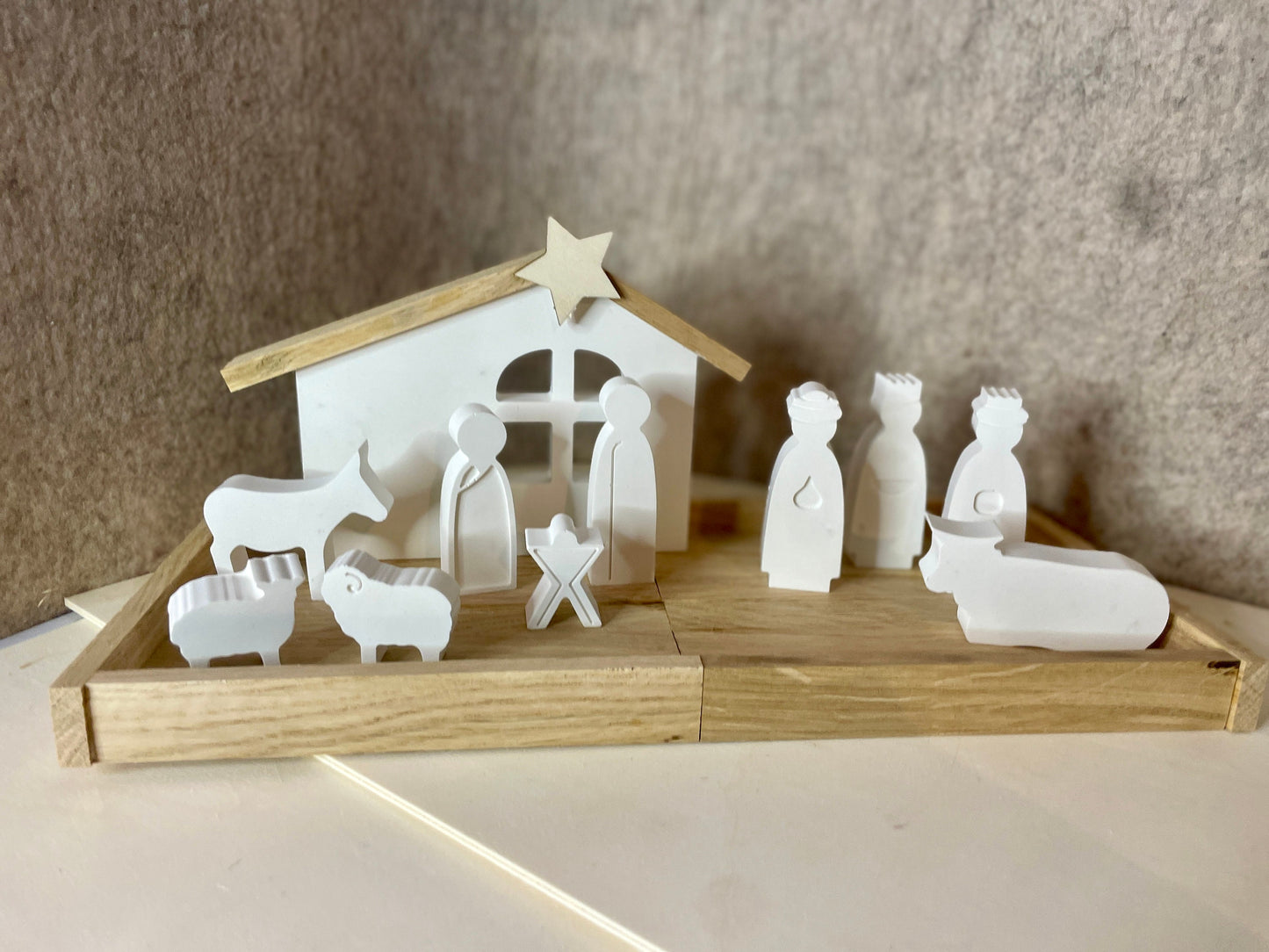 Krippe als Weihnachtsdeko aus Holz Raysin mit Maria Josef Jesus auf einem holz Tablett Das Glückswerk