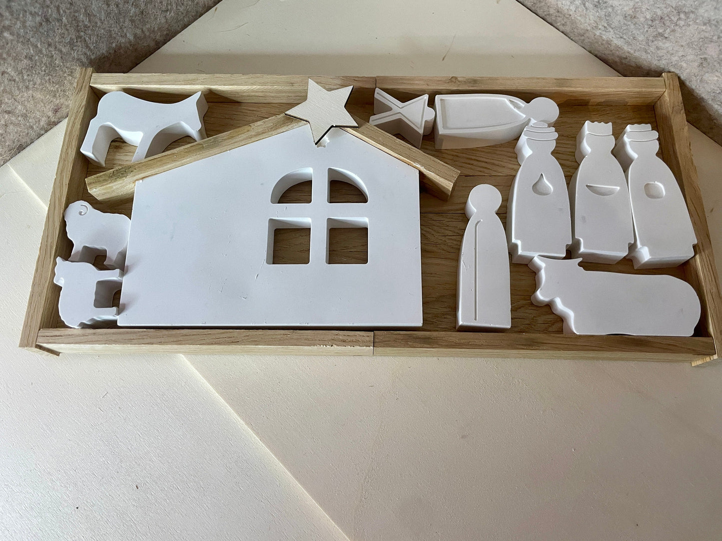 Krippe als Weihnachtsdeko aus Holz Raysin mit Maria Josef Jesus auf einem holz Tablett Das Glückswerk
