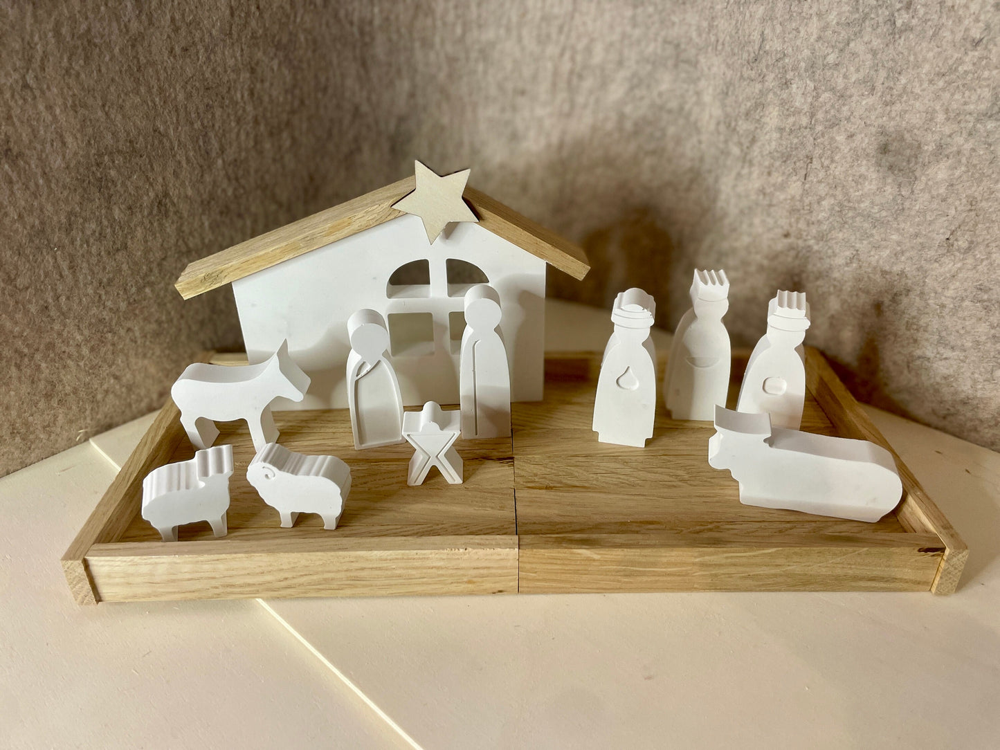 Krippe als Weihnachtsdeko aus Holz Raysin mit Maria Josef Jesus auf einem holz Tablett Das Glückswerk