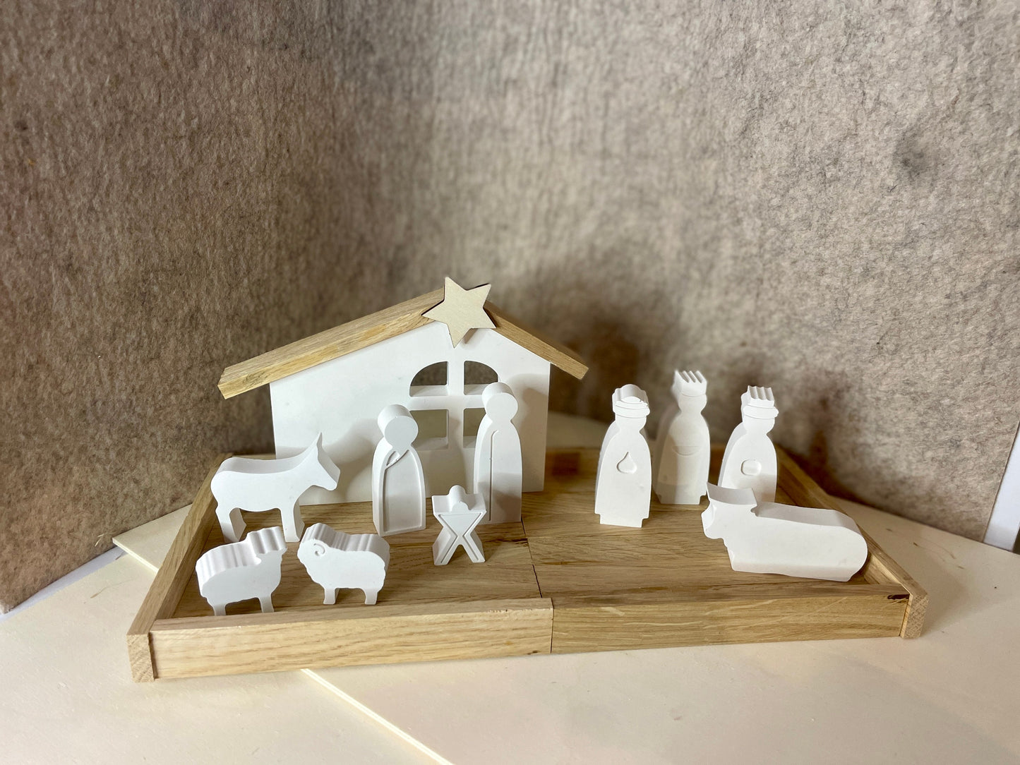 Krippe als Weihnachtsdeko aus Holz Raysin mit Maria Josef Jesus auf einem holz Tablett Das Glückswerk