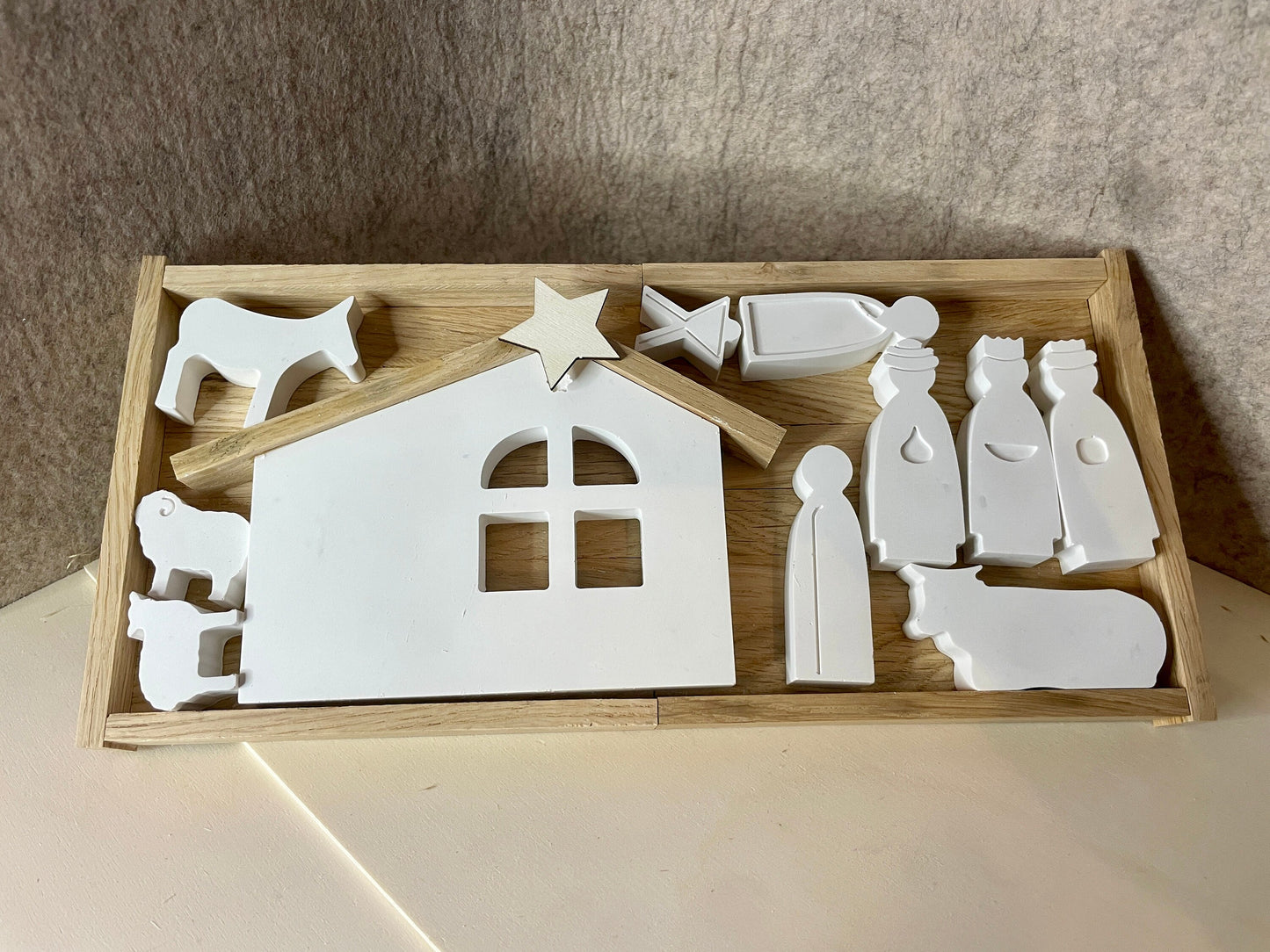 Krippe als Weihnachtsdeko aus Holz Raysin mit Maria Josef Jesus auf einem holz Tablett Das Glückswerk