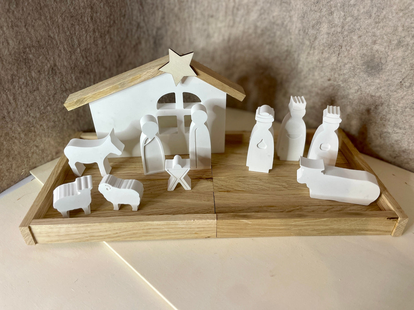 Krippe als Weihnachtsdeko aus Holz Raysin mit Maria Josef Jesus auf einem holz Tablett Das Glückswerk