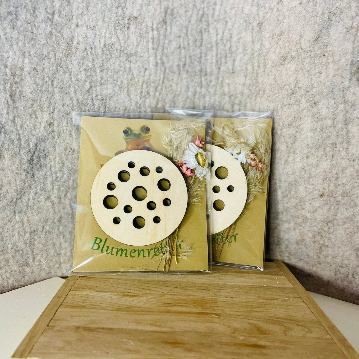 Blumenretter naturbelassen aus Holz nett verpackt passend für Glück Gläser Blumenretter Das Glückswerk
