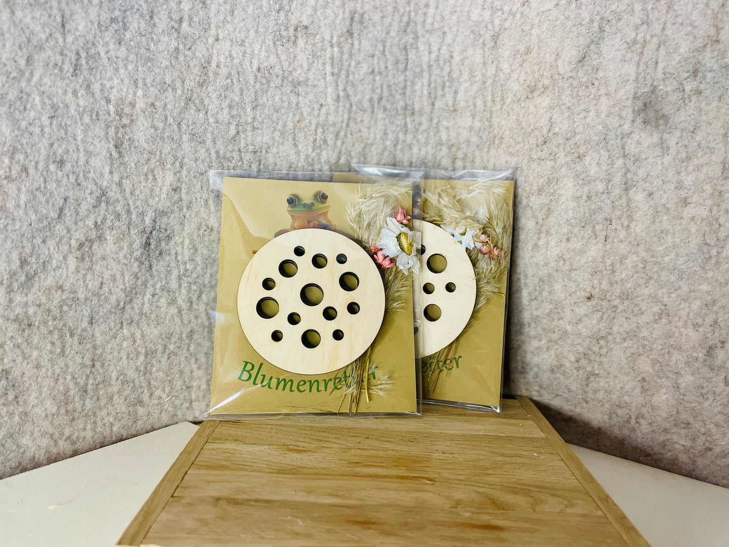 Holz für Blumen, Blumengeschenk, Glücksglas Mitbringsel, umweltfreundliches Geschenk, natürliche Dekoration, rustikale Deko, Blumengeschenk verpackt, Blumenverpackung, umweltfreundlich und nachhaltig Valentinstag
