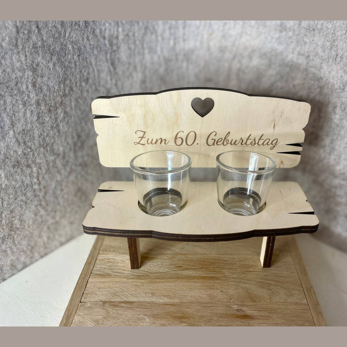Holzbank mit 2 Schnapsgläsern und Wunschgravur Geburtstagsgeschenk Schnapsbank Das Glückswerk