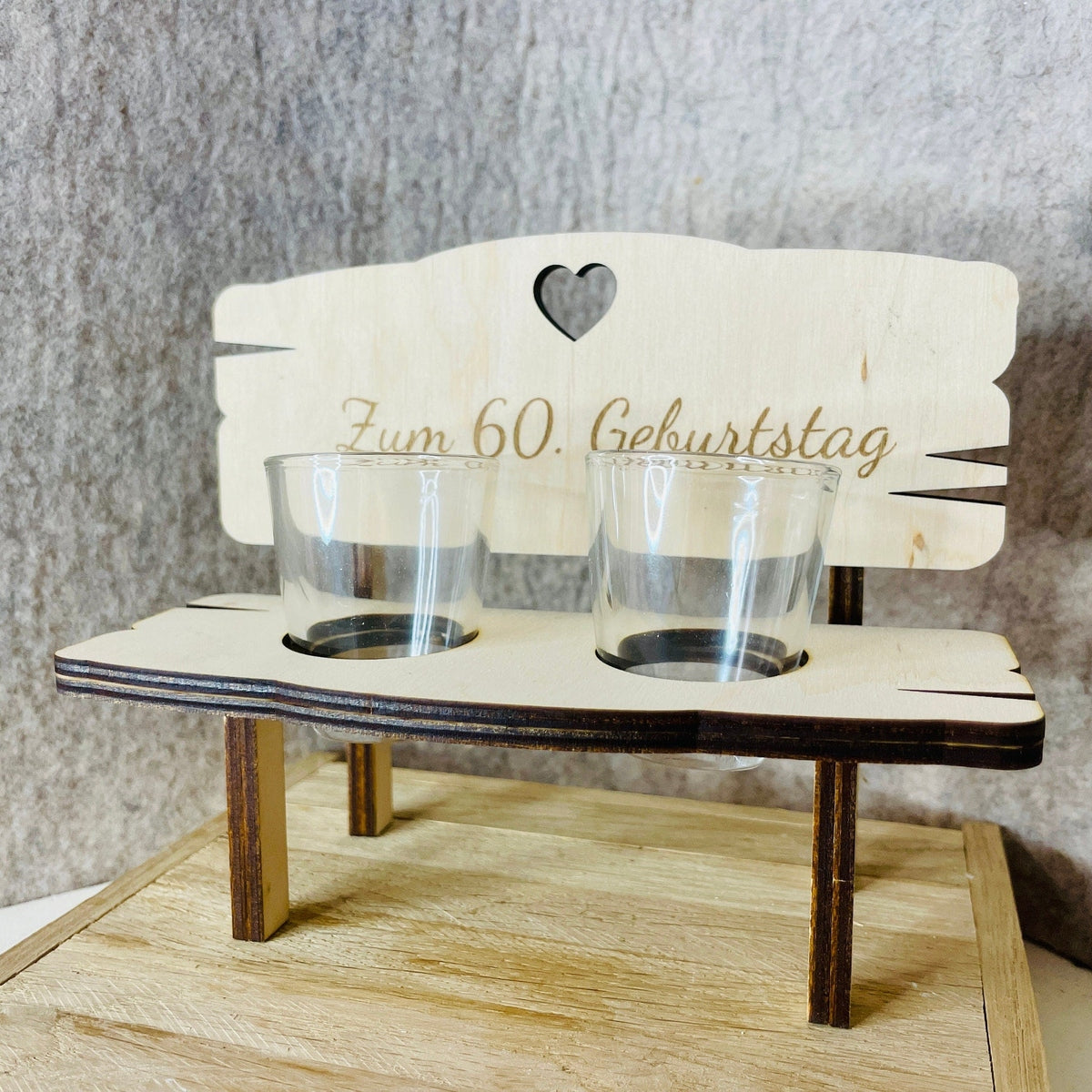 Holzbank mit 2 Schnapsgläsern und Wunschgravur Geburtstagsgeschenk Schnapsbank Das Glückswerk