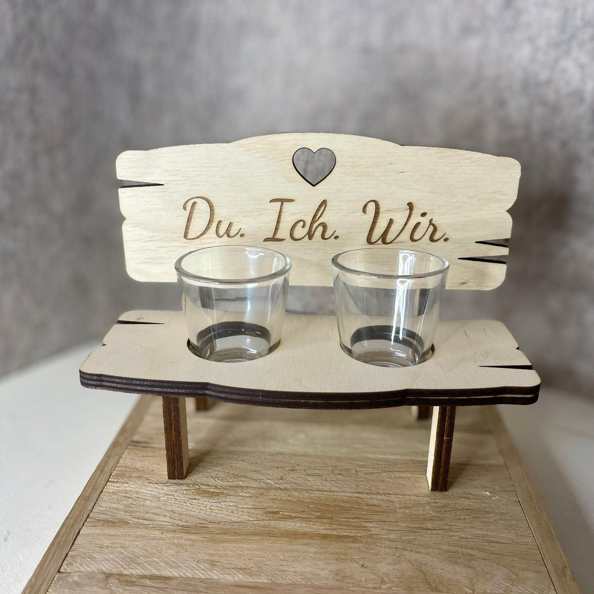 Schnapsbank Holzbank als Geschenk zur Hochzeit Aufschrift Du. Ich. wir. mit Pinnchen Schnapsbank Das Glückswerk