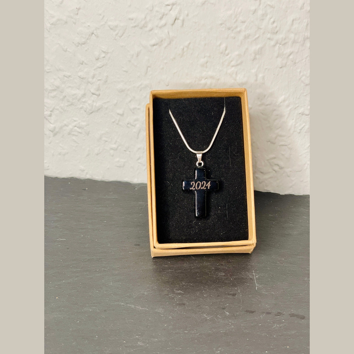 Halskette >> Kreuz << aus Obsidian Edelstein im Schmuckkästchen mit Wunschgravur Kette Das Glückswerk