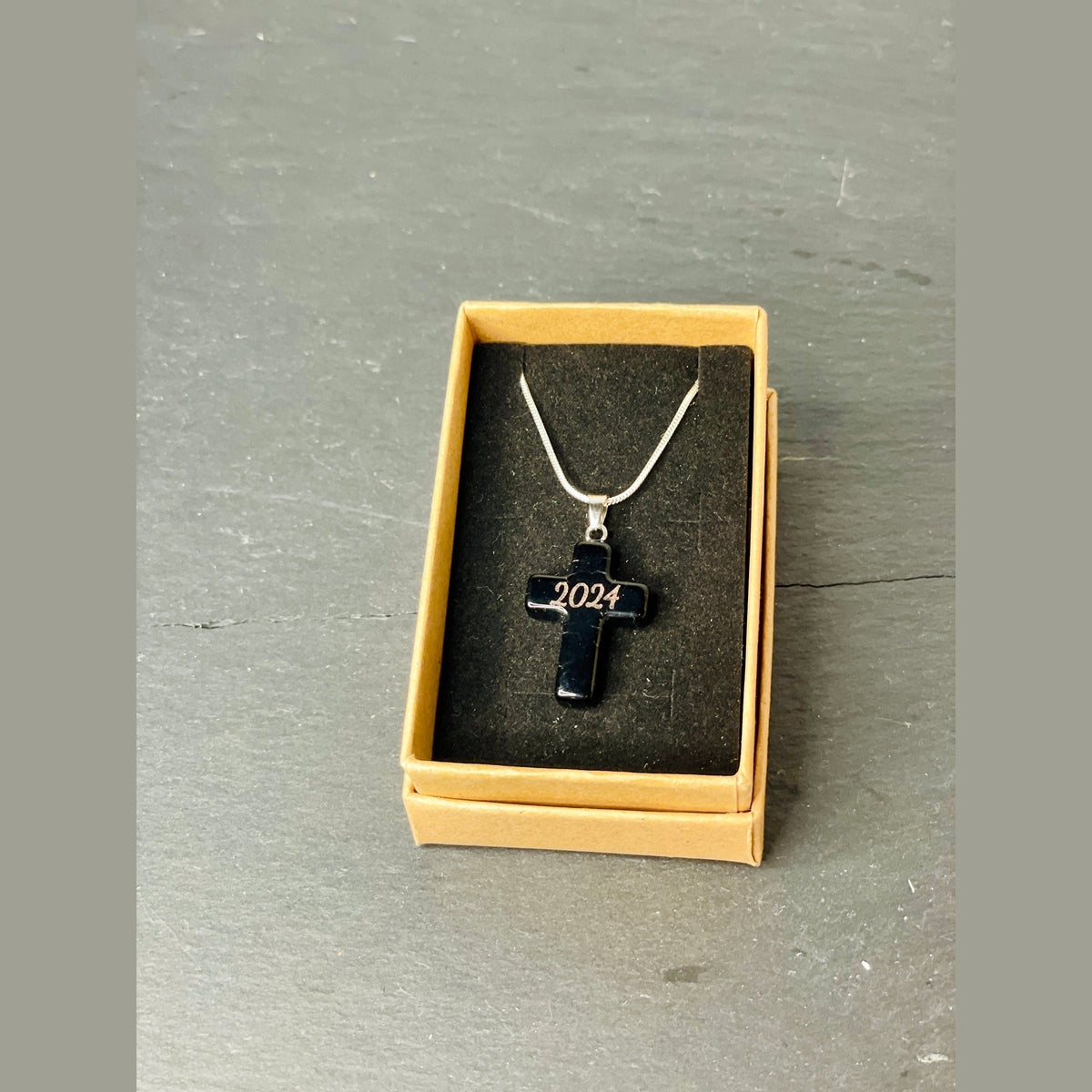 Halskette >> Kreuz << aus Obsidian Edelstein im Schmuckkästchen mit Wunschgravur Kette Das Glückswerk