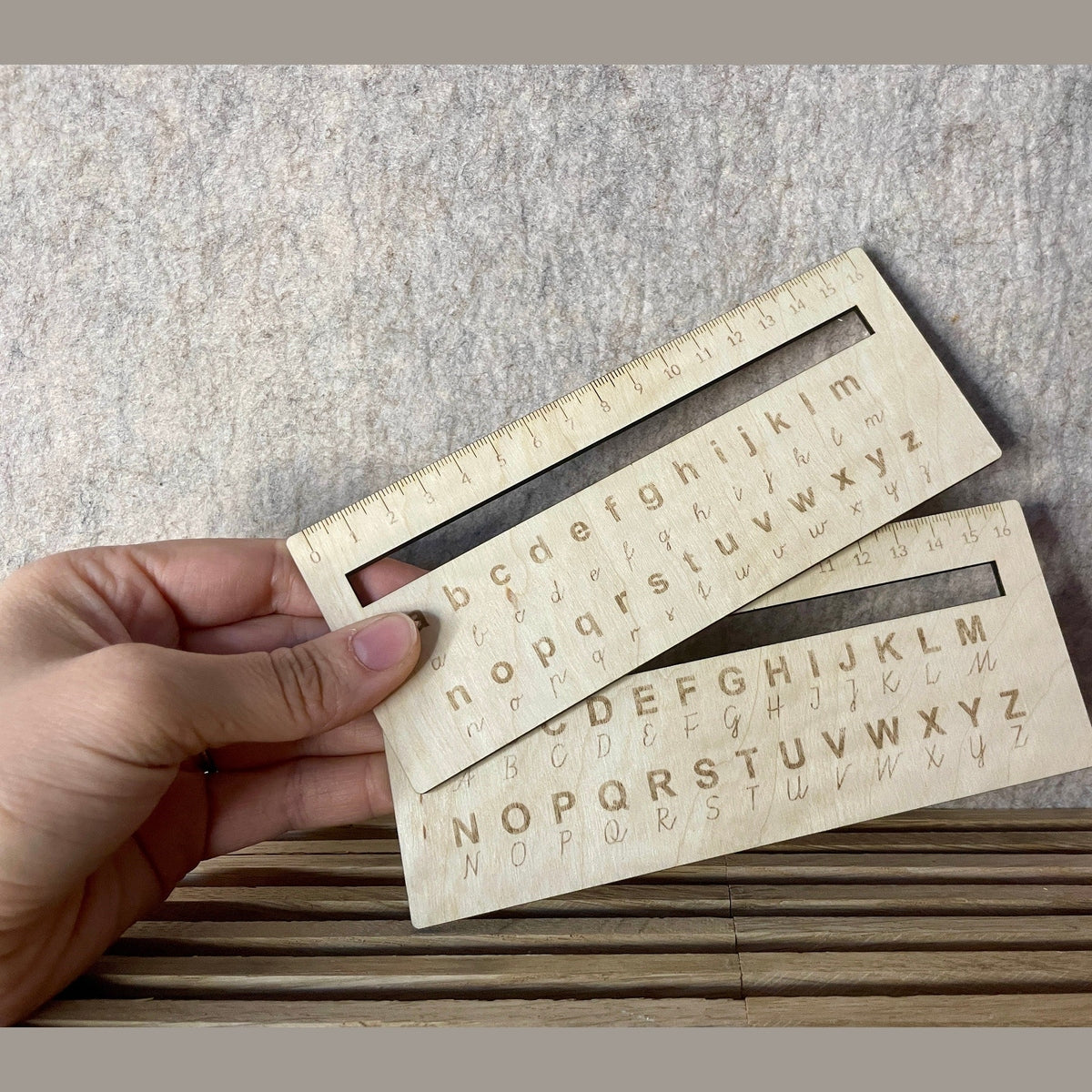 Lesehilfe mit Lineal und ABC Gravur für Kinder aus Holz Lesehilfe Das Glückswerk kleinbuchstaben