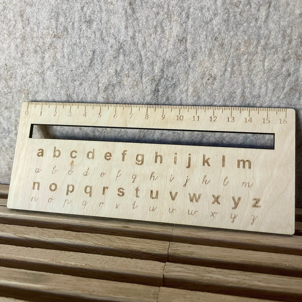Lesehilfe mit Lineal und ABC Gravur für Kinder aus Holz Lesehilfe Das Glückswerk
