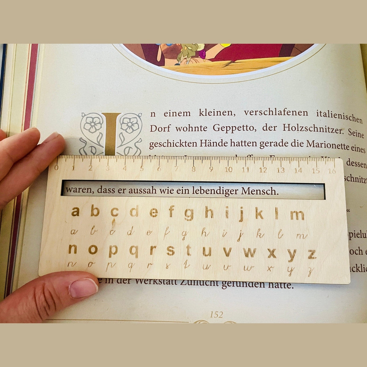 Lesehilfe mit Lineal und ABC Gravur für Kinder aus Holz Lesehilfe Das Glückswerk Großbuchstaben