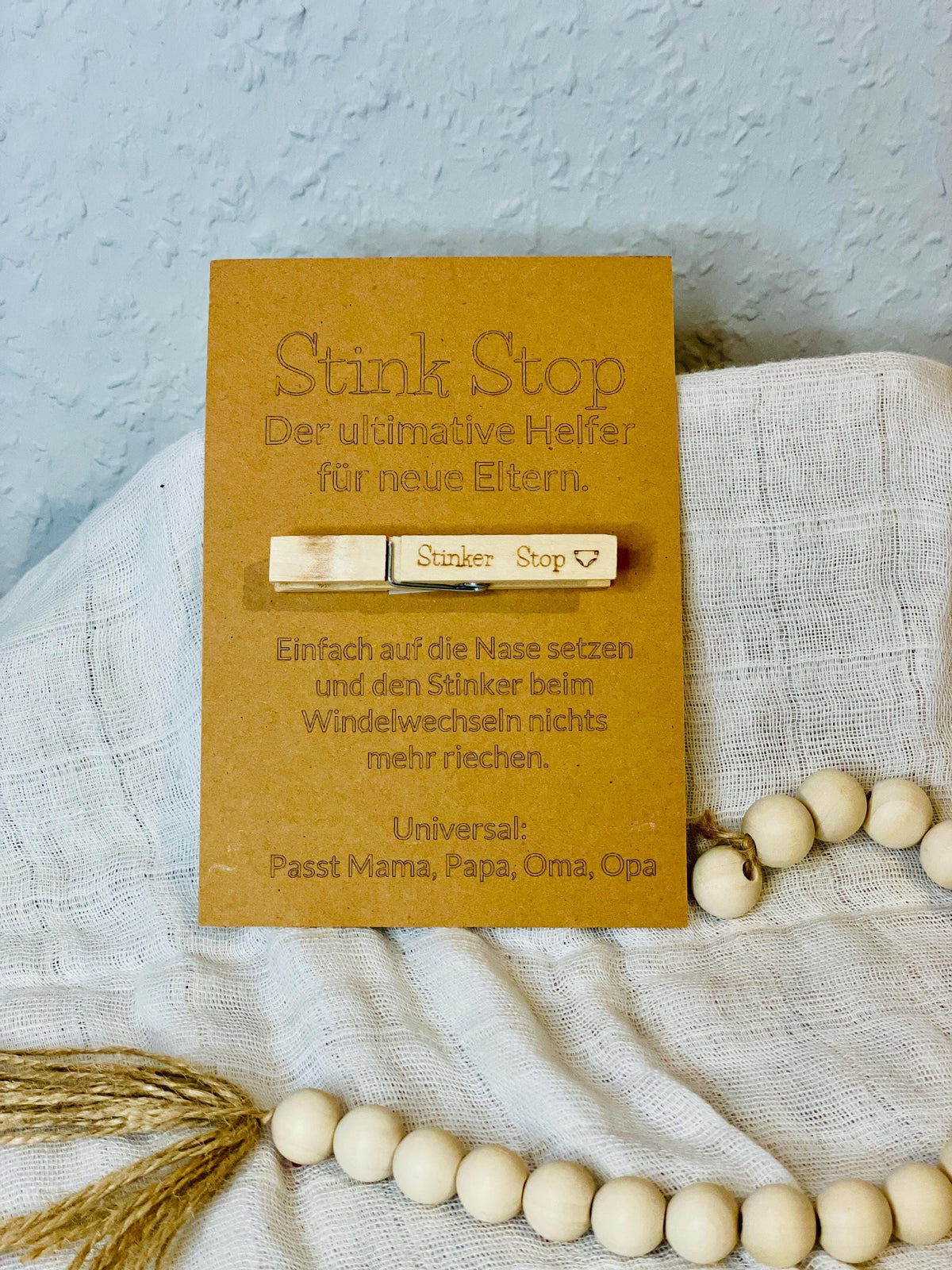 Stink Stop Wäscheklammer weiß, humorvolles Geschenk zur Geburt, Windelwechsel Gag für Eltern, DasGlueckswerk, Geburt & Baby, Greeting Cards, holz, kraftpapier, wäscheklammer