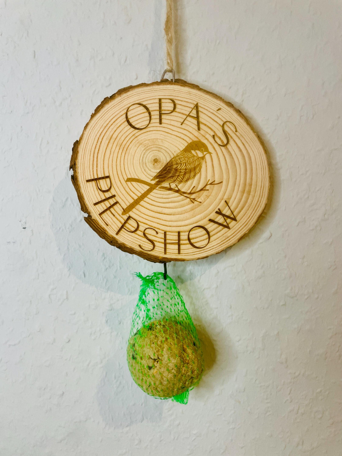 Geschenk für Vogelbeobachter, rustikale Garten Deko, Vogelfütterung, Geschenk für Großvater, Garten Deko Holz, Baumscheibe Vogelfutterstation, Meisenknödel Deko, rustikale Vogelfutterstation, Opa Garten Deko.
