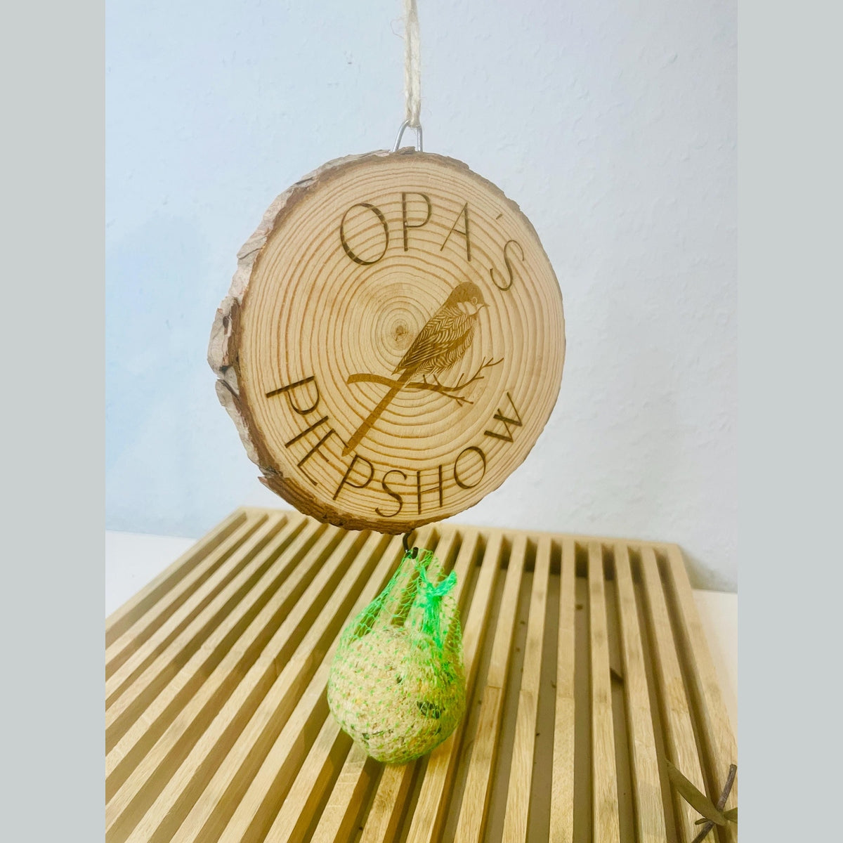 Baumscheibe mit Gravur Opas Piepshow und Halterung für Meisenknödel 13-15cm Vogelhäuschen Das Glückswerk