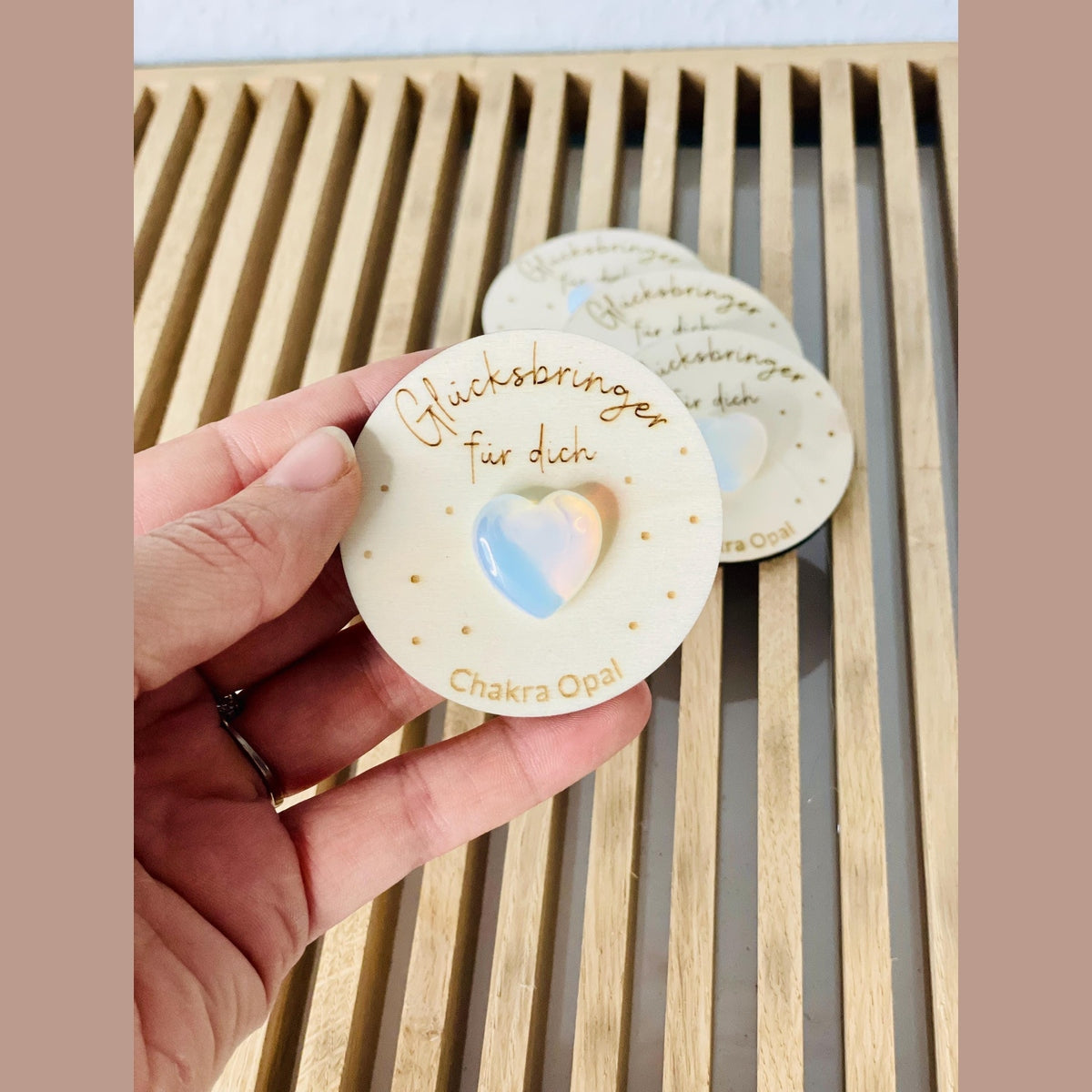 Glücksbringer mit chakra opal in Herzform Geschenk Das Glückswerk