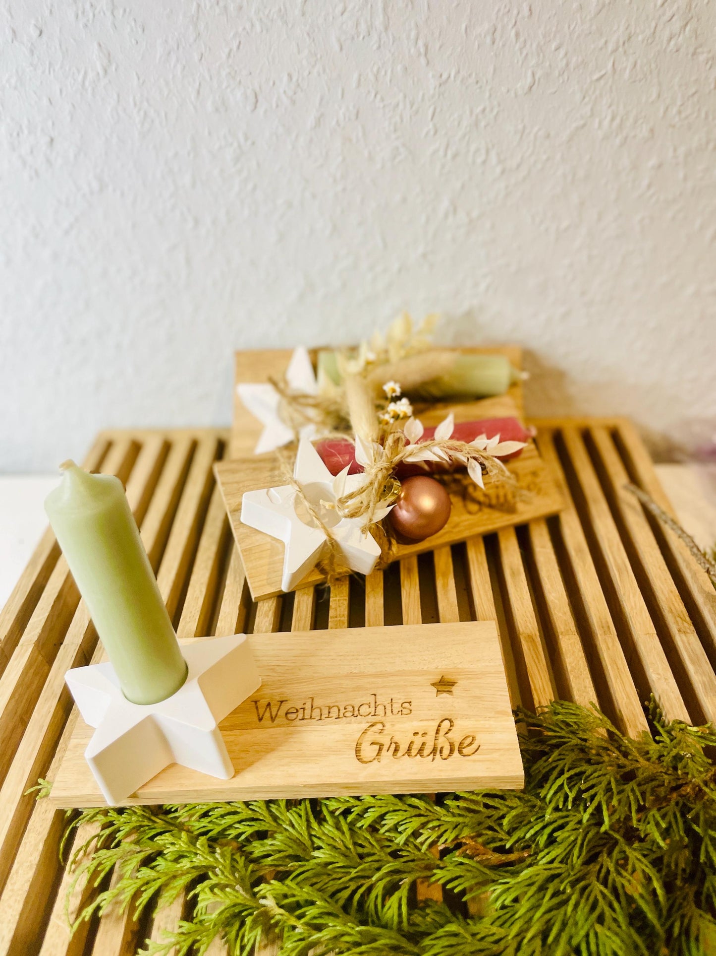 Kerze mit Kerzenständer auf kleinem Brett mit Weihnachts Grüße und Weihnachtskugel verpackt Das Glückswerk