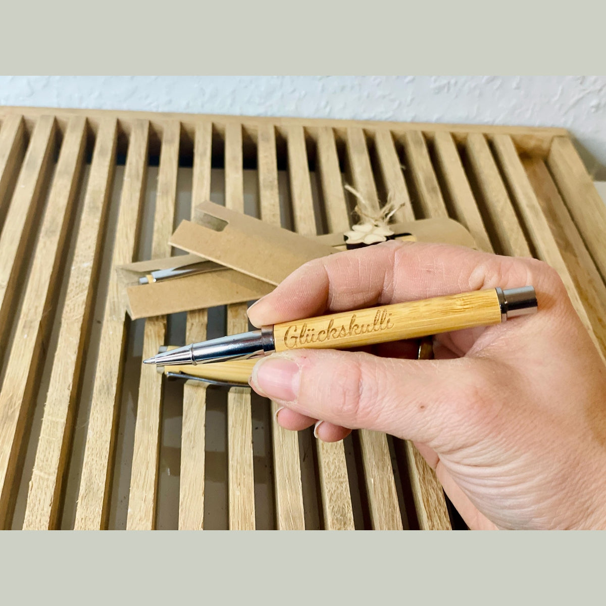 Kugelschreiber Glückskulli mit persönlicher Gravur Geschenkverpackung Kugelschreiber Das Glückswerk