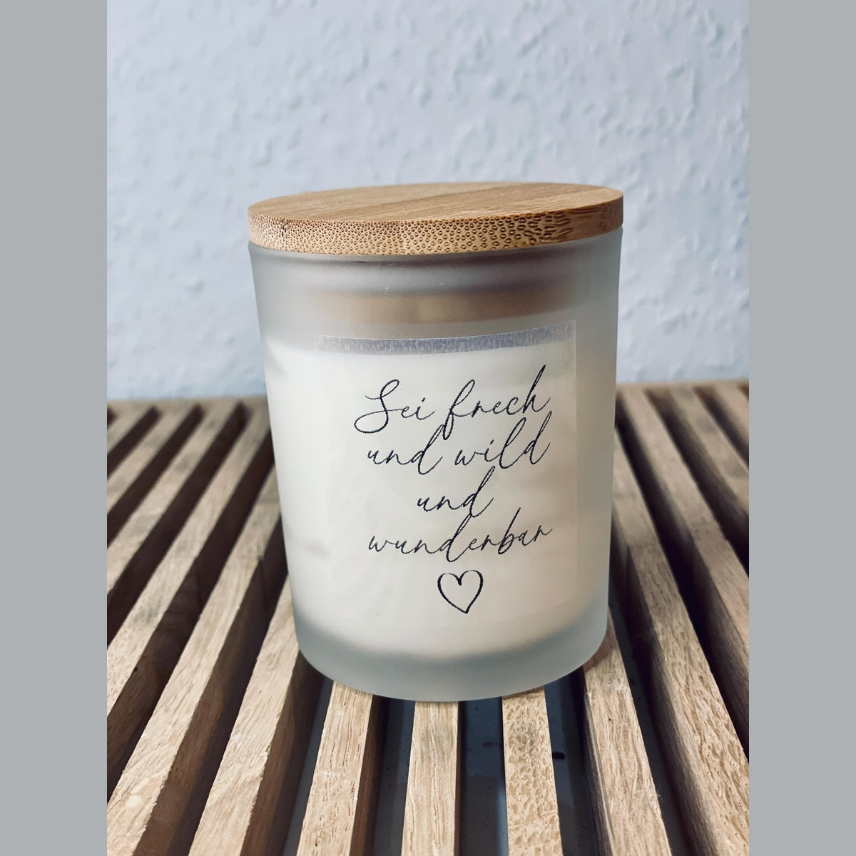 Handgemachte Sojawachs Kerze im Glas mit aholzdeckel und Aufschrift sei wild und frech und wunderbar Kerze Das Glückswerk