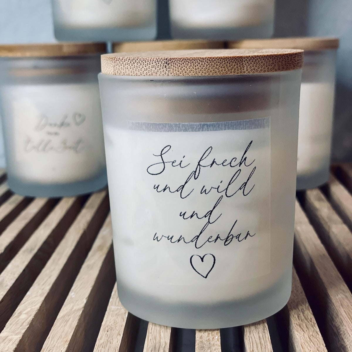 Handgemachte Sojawachs Kerze im Glas mit aholzdeckel und Aufschrift sei wild und frech und wunderbar Kerze Das Glückswerk