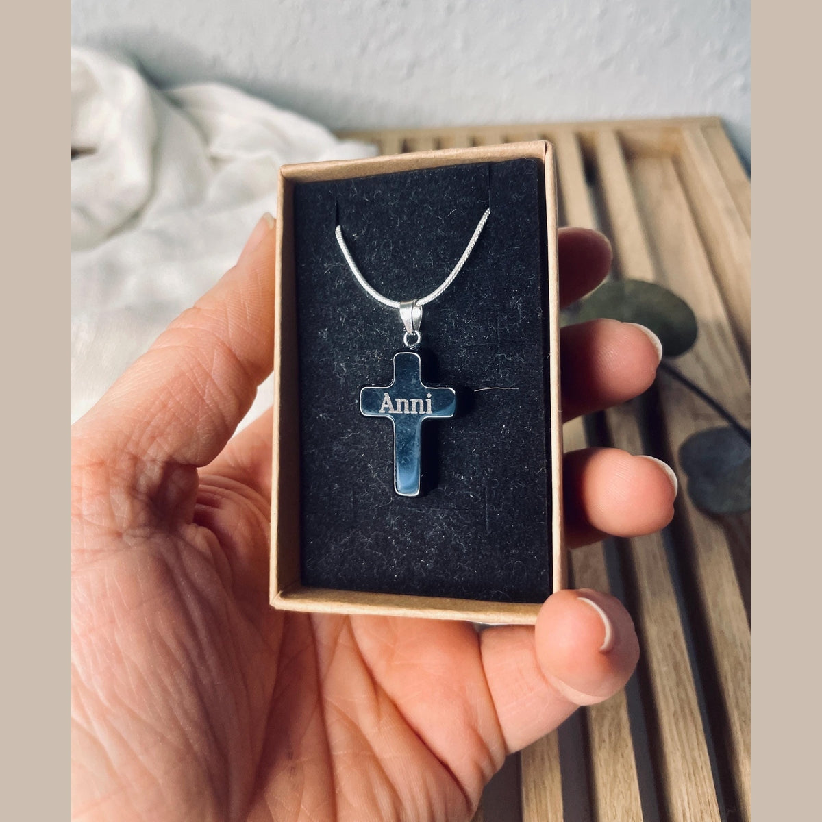 Halskette >> Kreuz << aus Obsidian Edelstein im Schmuckkästchen mit Wunschgravur Kette Das Glückswerk