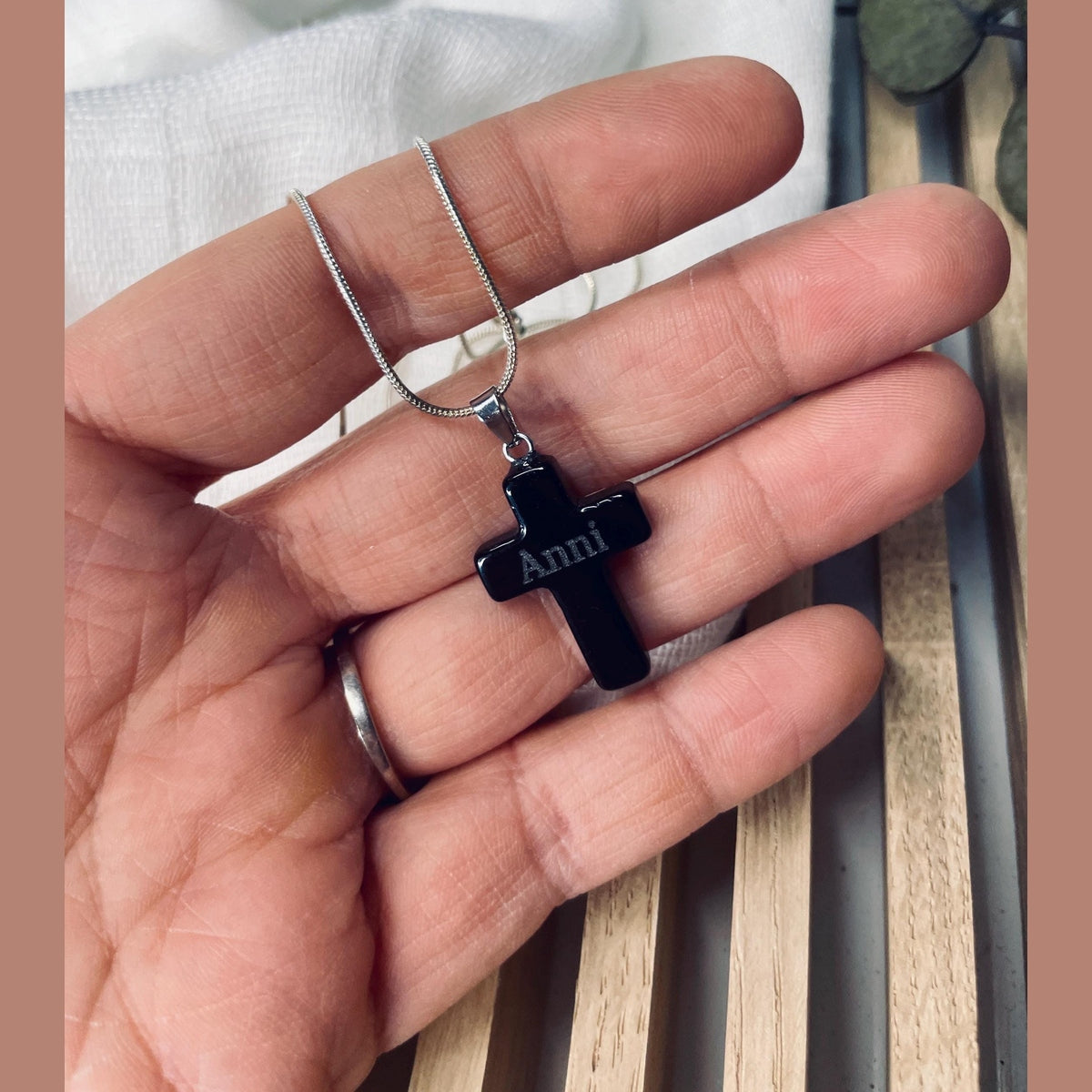 Halskette >> Kreuz << aus Obsidian Edelstein im Schmuckkästchen mit Wunschgravur Kette Das Glückswerk