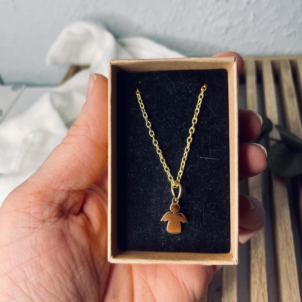 Halskette >> goldener Engel << im Schmuckkästchen mit Wunschgravur Kette Das Glückswerk