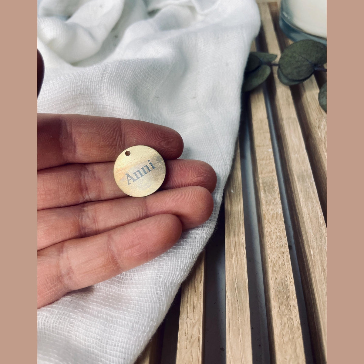 Runder goldfarbener Charm für ein Bettelarmband mit Wunschgravur Schmuck Das Glückswerk