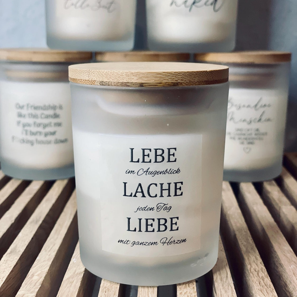Handgemachte Sojawachs Kerze im Glas mit aholzdeckel und Aufschrift lebe im Augenblick, lache jeden Tag und liebe von ganzem herzen Kerze Das Glückswerk