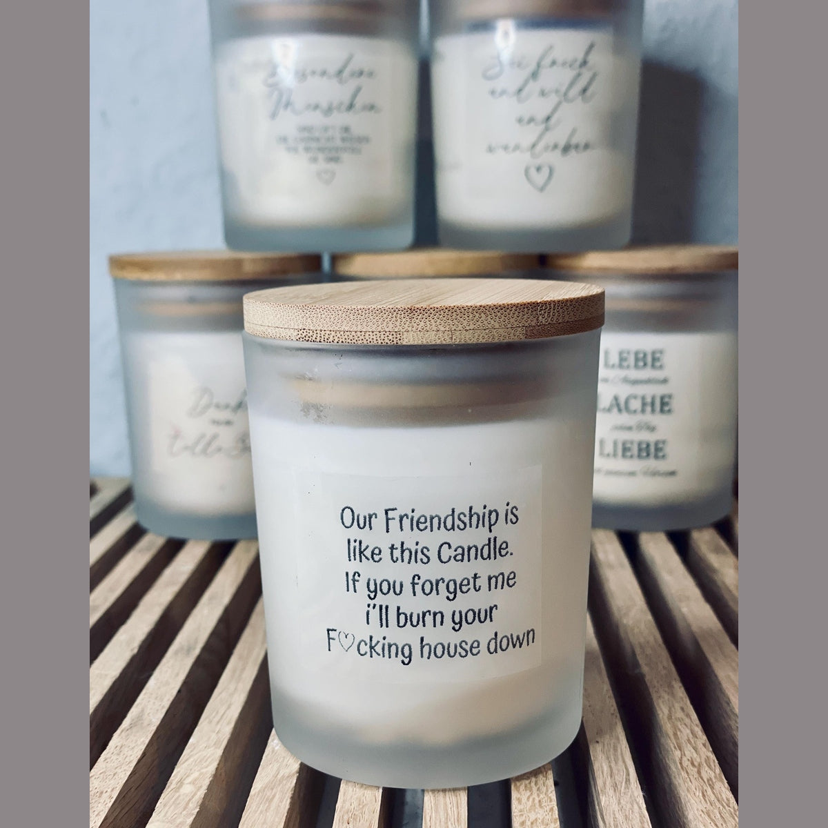 Handgemachte Sojawachs Kerze im Glas mit Holzdeckel und Aufschrift friendship is like this candle Kerze Das Glückswerk
