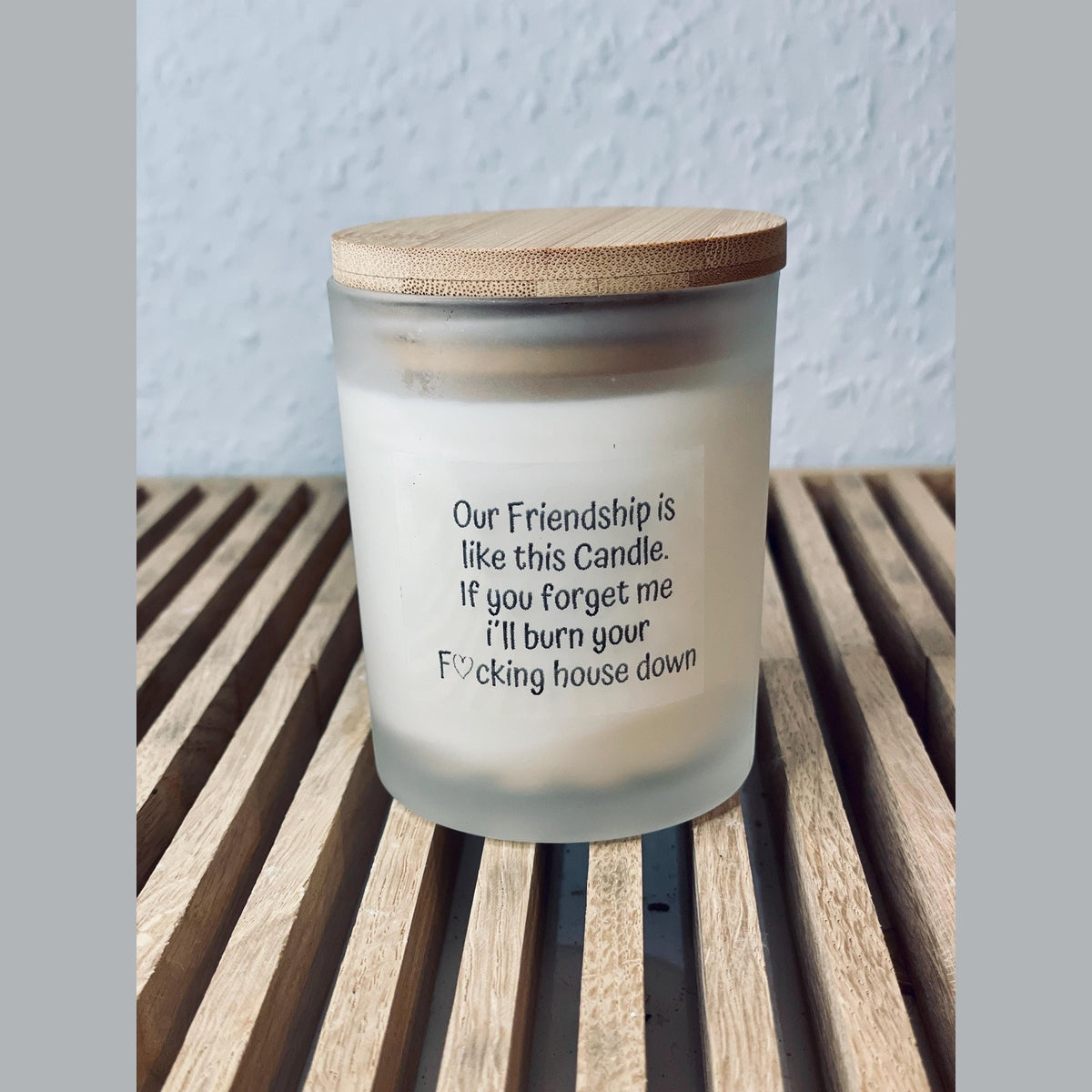 Handgemachte Sojawachs Kerze im Glas mit Holzdeckel und Aufschrift friendship is like this candle Kerze Das Glückswerk