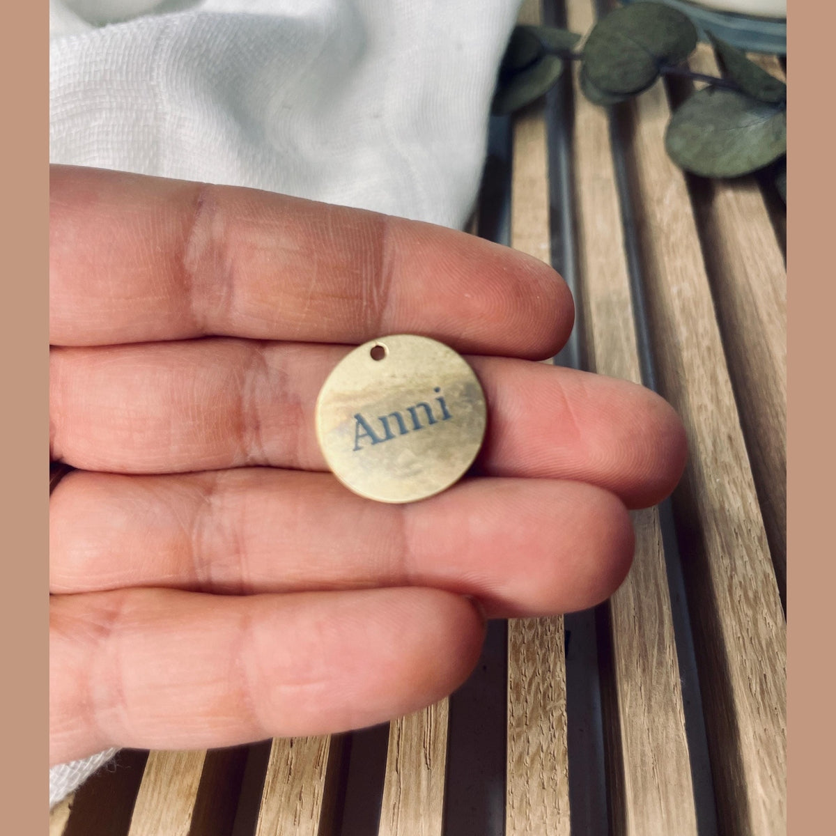 Runder goldfarbener Charm für ein Bettelarmband mit Wunschgravur Schmuck Das Glückswerk