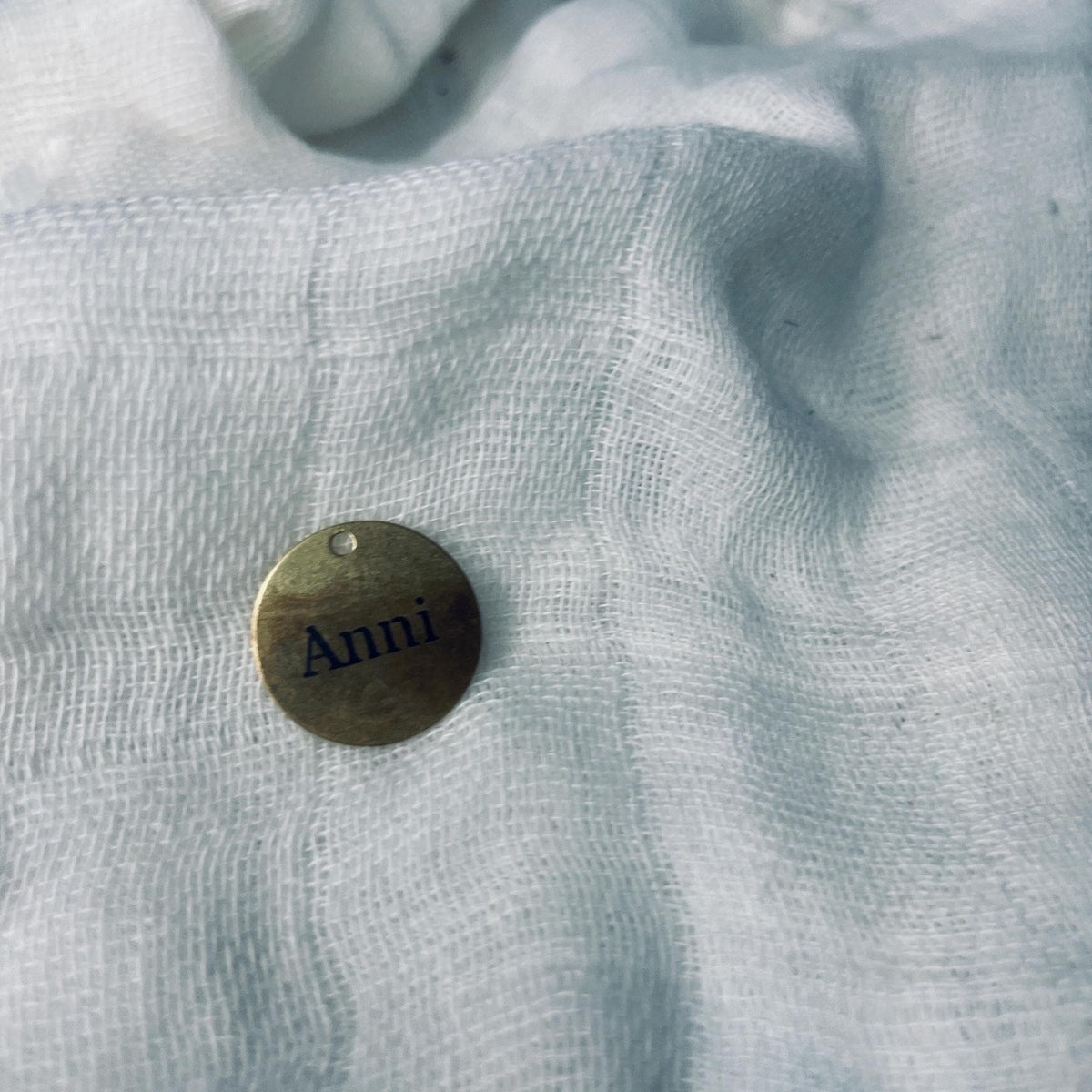 Runder goldfarbener Charm für ein Bettelarmband mit Wunschgravur Schmuck Das Glückswerk