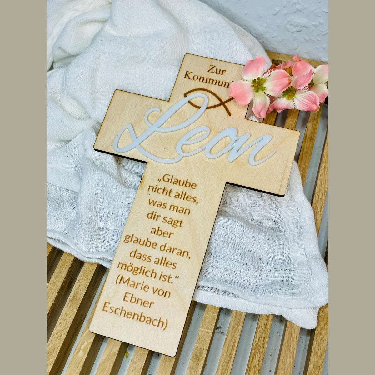 Christliches Geschenk zur Taufe oder Kommunion Kreuz mit Namen aus Acrylglas Kreuz Das Glückswerk