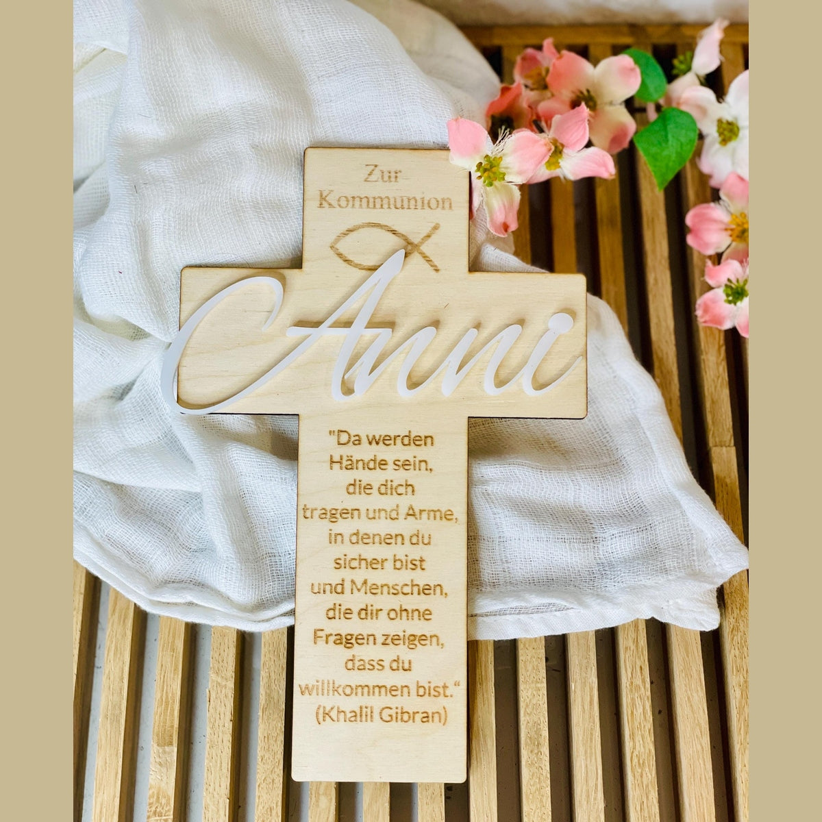 Christliches Geschenk zur Taufe oder Kommunion Kreuz mit Namen aus Acrylglas Kreuz Das Glückswerk