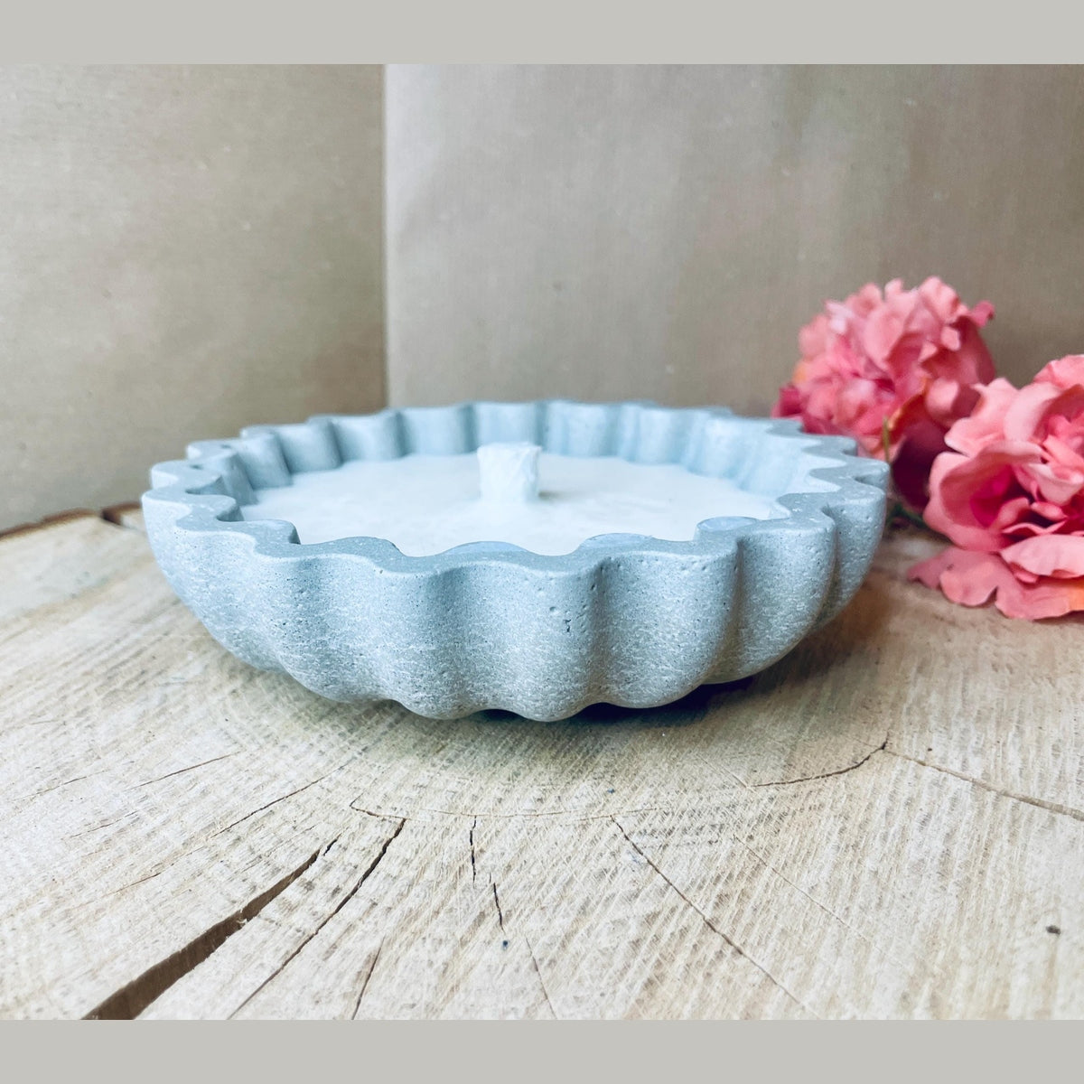 Betonkerze - edele Kerze in Blütenform im Geschenkkarton als Outdoor-Kerze oder Indoor Kerze mit Dauerdocht als Osterkerze Betonkerze Das Glückswerk