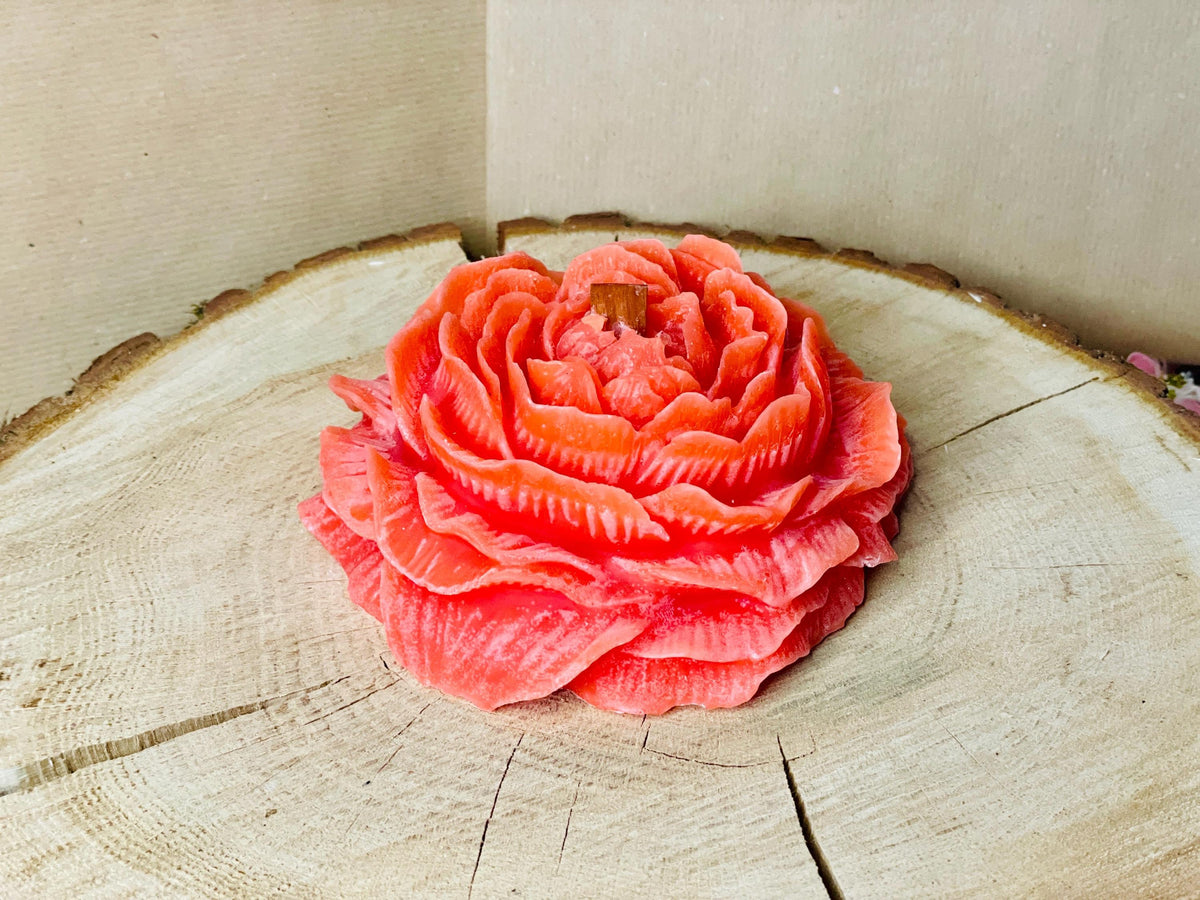 Rosenkerze groß, Ø18 cm, handgegossen aus Sojawachs mit Holzdocht – Anwendungsbeispiel
