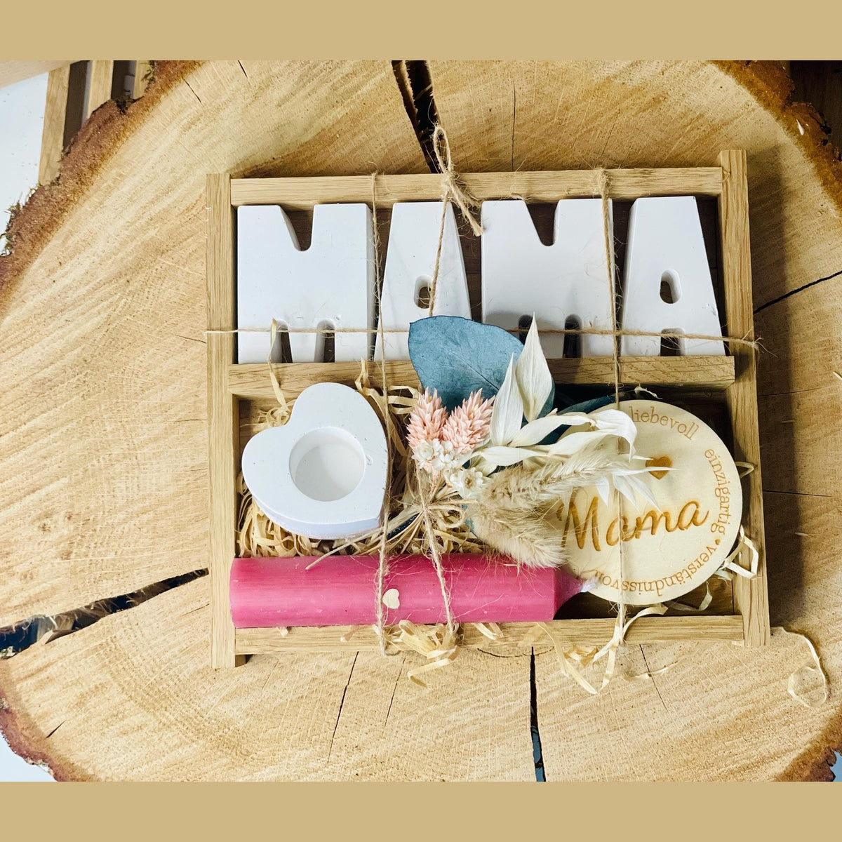 Geschenkset „Mama“ mit Kerze, Buchstaben, Plakette aus Holz, Kerzenständer und Trockenblumen Geschenkset Das Glückswerk