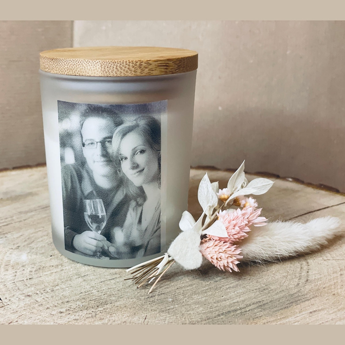 Handgemachte Kerze im Glas mit Holzdeckel und eigenem Foto schwarz weiß - Sojawachs Kerze Das Glückswerk