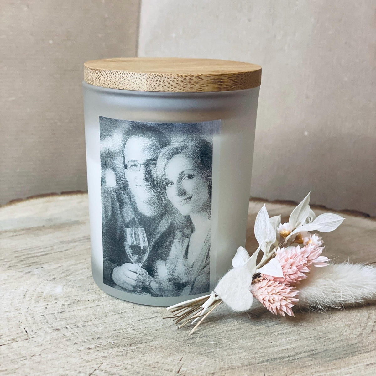 Handgemachte Kerze im Glas mit Holzdeckel und eigenem Foto schwarz weiß - Sojawachs Kerze Das Glückswerk