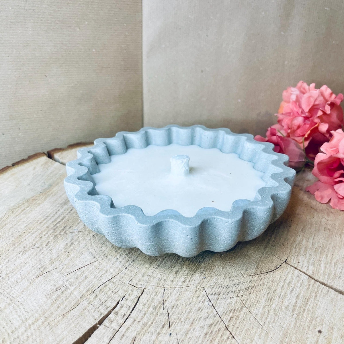 Betonkerze - edele Kerze in Blütenform im Geschenkkarton als Outdoor-Kerze oder Indoor Kerze mit Dauerdocht als Osterkerze Betonkerze Das Glückswerk